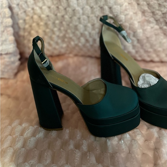 Fashion Nova Classic Dark Green Heels - Picture 9 of 10